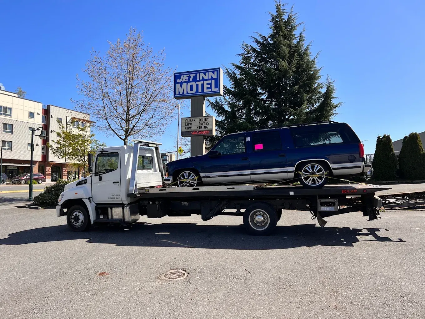 Artems Towing tow truck - 24/7 towing in Auburn, WA